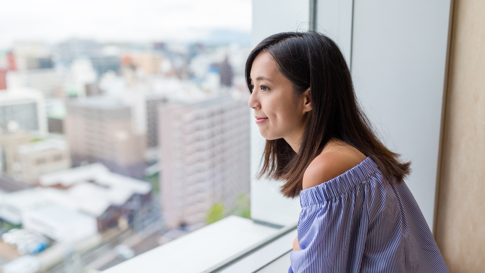 Eine Frau, die aus dem Fenster auf eine Stadtlandschaft schaut eine Frau, die aus dem Fenster auf eine Stadtlandschaft schaut > Екатерина Бычкова: Liegende Frau mit einer weißen Orchidee an der Schläfe in Tetyana Shenk Ayurveda Well-Being Praxis genießt eine entspannende Ölmassage Liegende Frau mit einer weißen Orchidee an der Schläfe in Tetyana Shenk Ayurveda Well-Being Praxis genießt eine entspannende Ölmassage